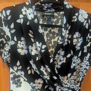 DKNY Black & White Floral Wrap Top Size M - Smoke & Pet Free Home
